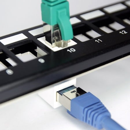 Cat 6A UTP 90 fokos RJ45 csatlakozó kompatibilis üres panelekkel