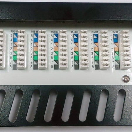 Catás 6. árnyékolt 90 fokos 1U 24 portos RJ45 patch panel